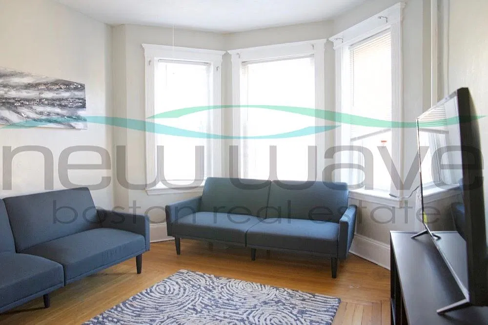 4 bed, 900 sqft, $5,600 — Photo 1