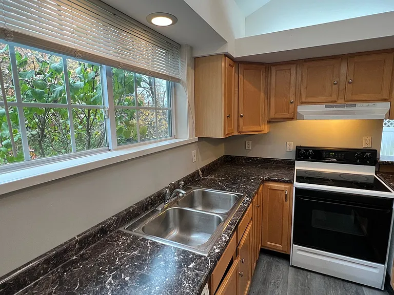 122 Lafayette Rd — Photo 10