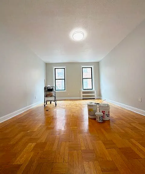 240 E 18th St #3 — Photo 3