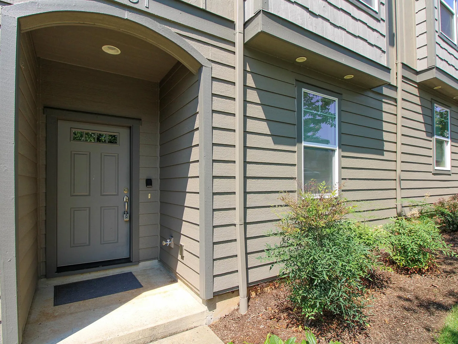 2 bed, 2.5 bath, 1465 sqft, $1,950 — Photo 3