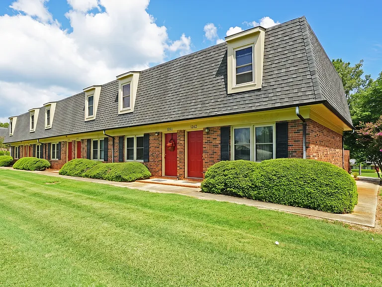 Country Club Apartments — Photo 25