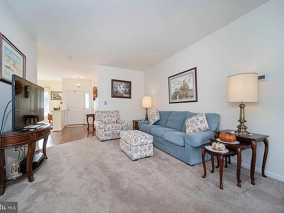 5th image of 110 Dawn Ct