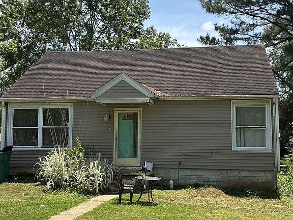 3rd image of 917 Maple St
