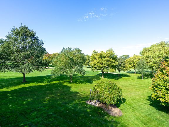 3rd image of 30 Golf View Ln