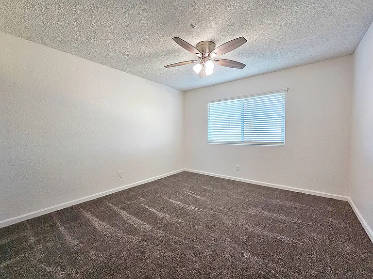 Newport Gardens Apartments — Photo 17