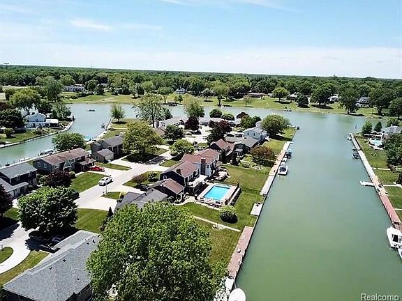 3rd image of 2533 Riverwood Dr