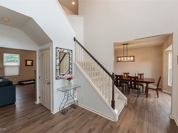 5th image of 100 Hartford Ct