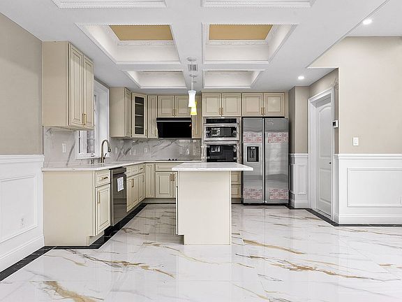 5th image of 4339 189th St