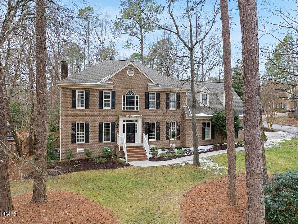 1st image of 208 Stoneleigh Dr