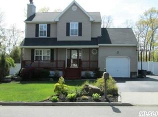 16 Hayward St, Patchogue, NY 11772