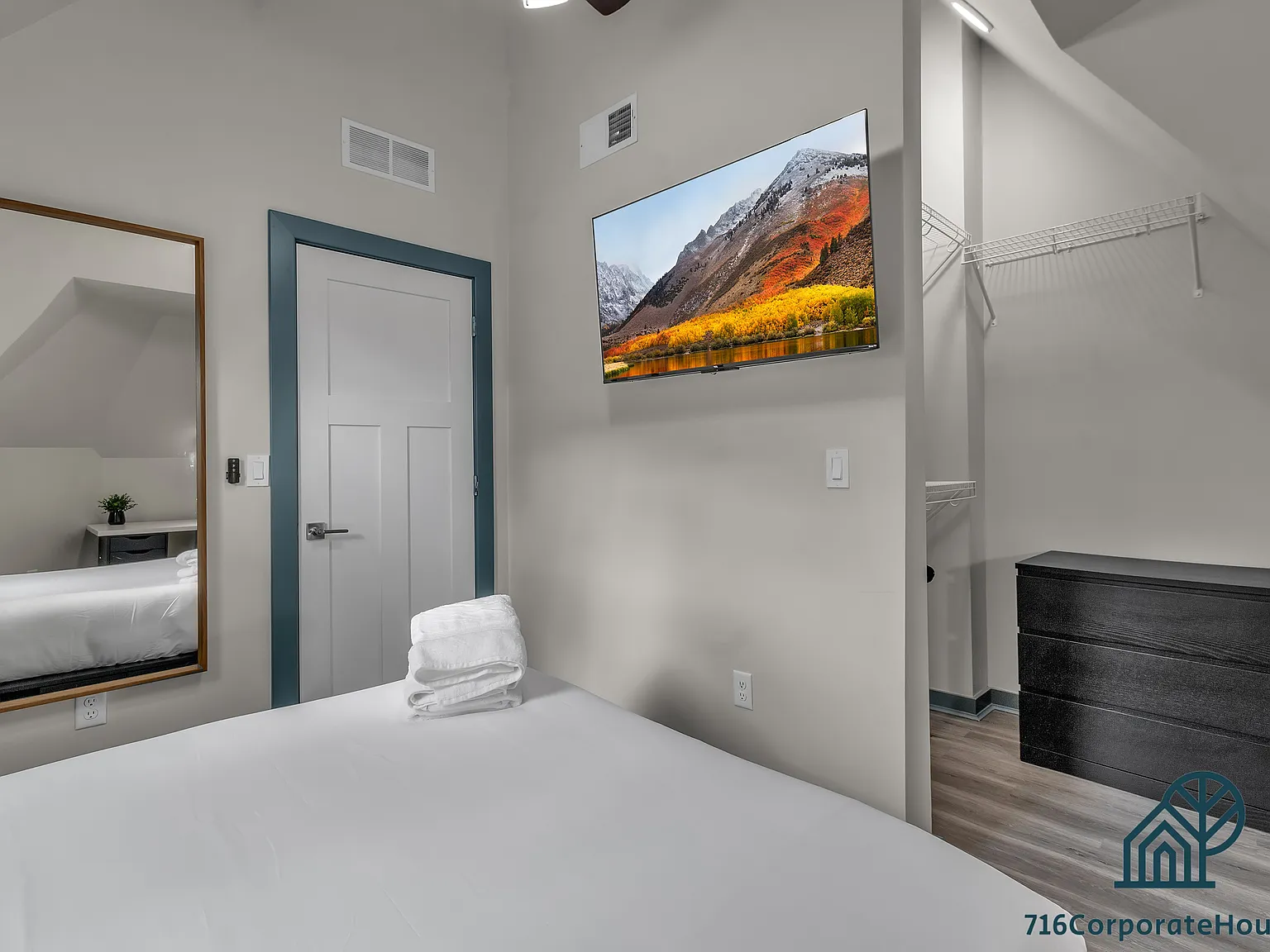 44 E Utica 4 Bed 4 Bath — Photo 4
