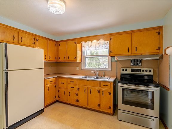 5th image of 66 Brown St