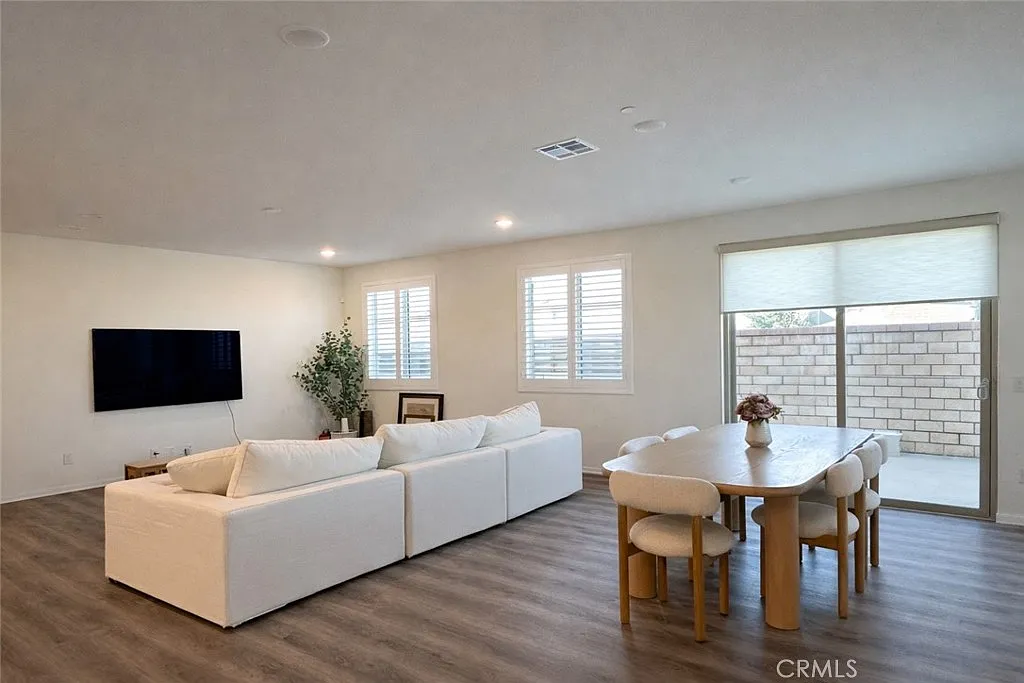 3 bed, 2.5 bath, 1860 sqft, $3,400 — Photo 4