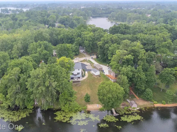 12265 Dollar Lake Dr, Fenton, MI 48430