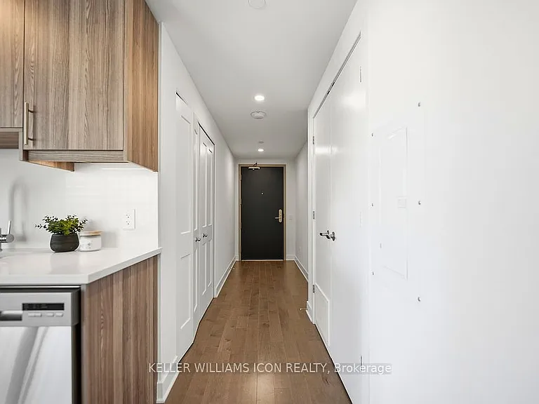 180 George St #1002 — Photo 10
