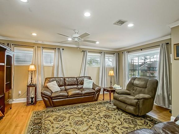 4th image of 236 Diane Ave