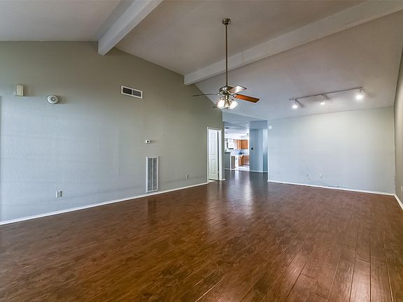 4th image of 610 W Country Grove Cir