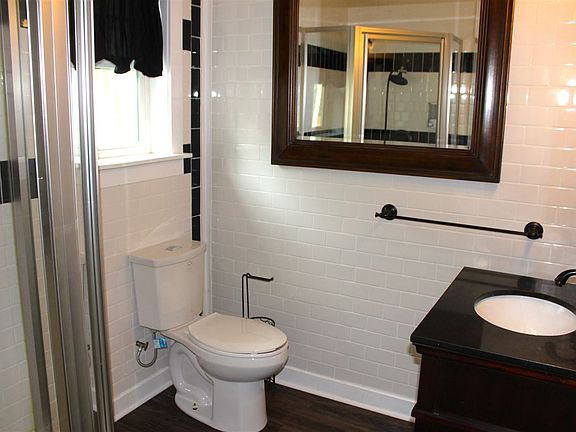 5th image of 816 Woodcrest Ct