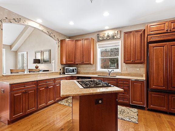 4th image of 39 Lakebreeze Ct
