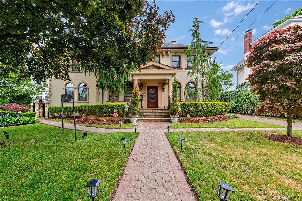 5 bed, 5.0 bath, 4561 sqft, $10,000 — Photo 1