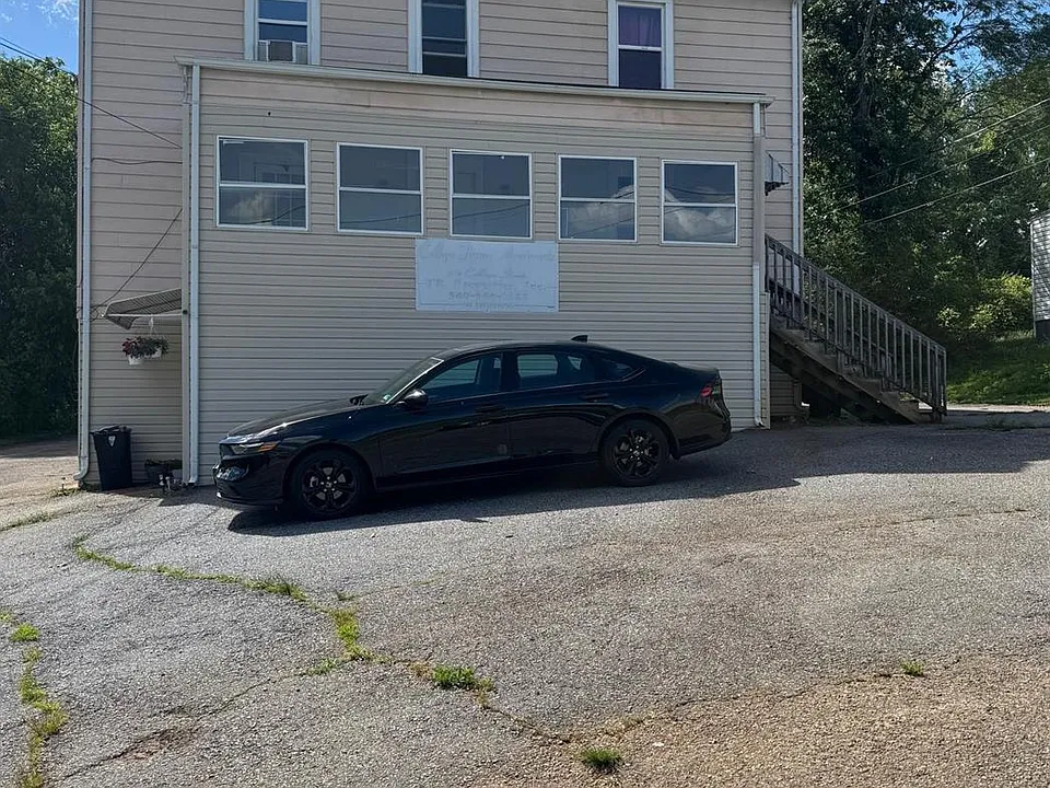 216 College St #4