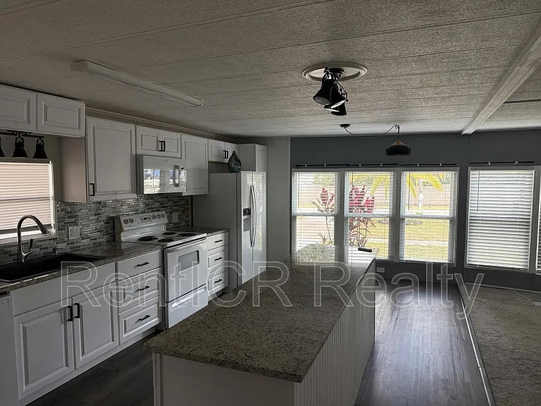 245 Lake Tarpon Dr — Photo 2