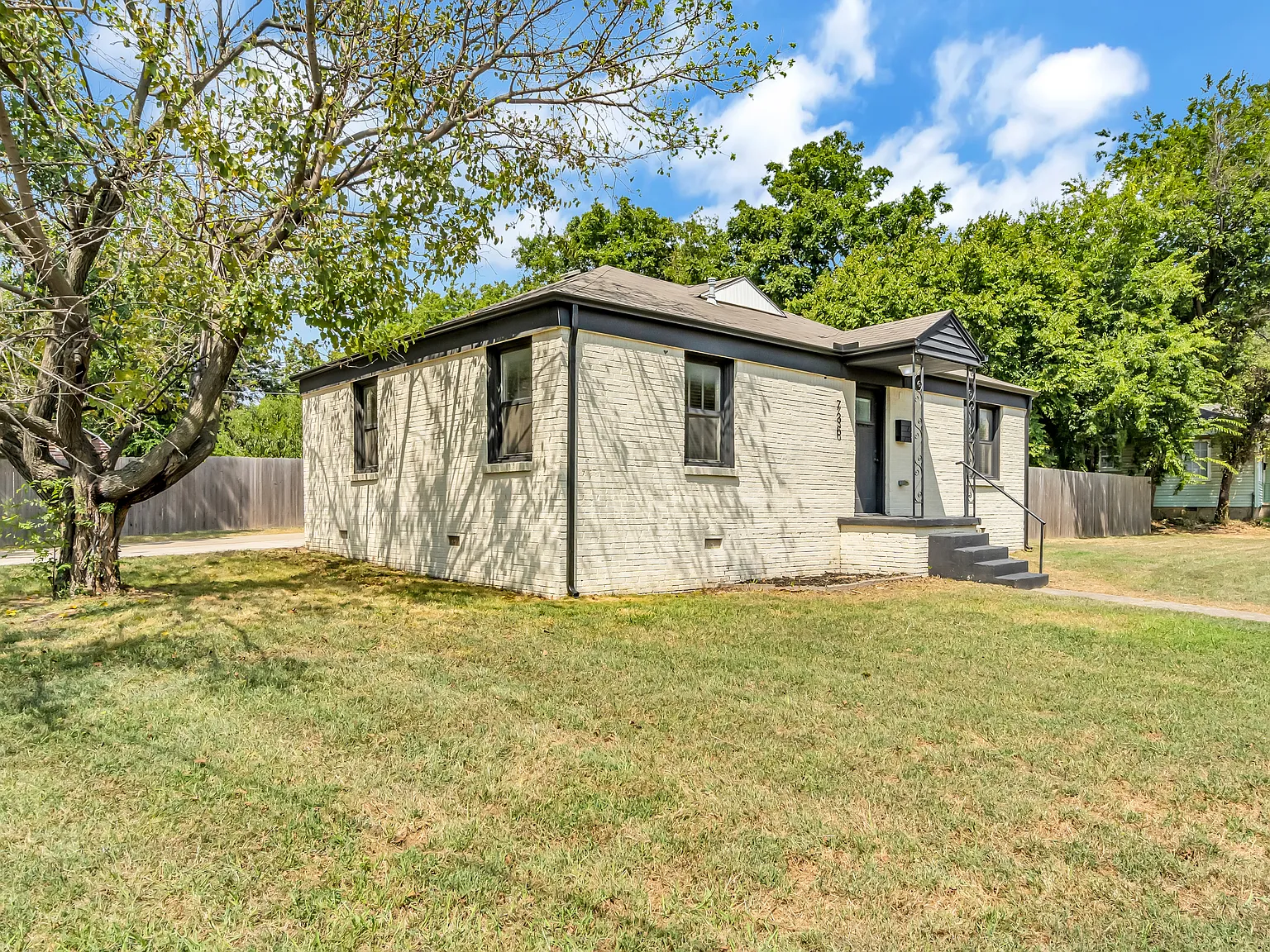 736 S Maplewood Ave — Photo 3