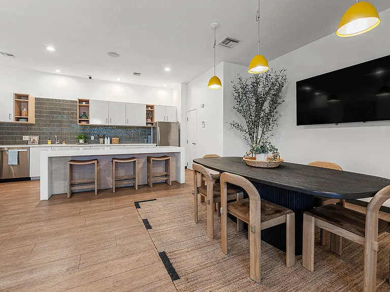 Palm Court Apartments — Photo 19