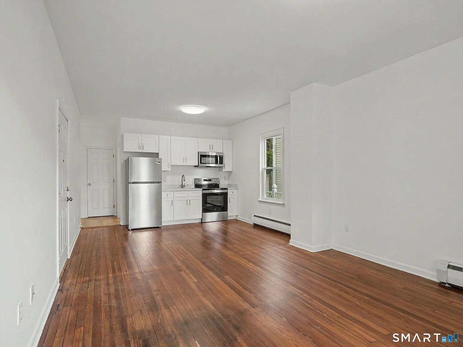 2 bed, 1.0 bath, 900 sqft, $2,400 — Photo 2
