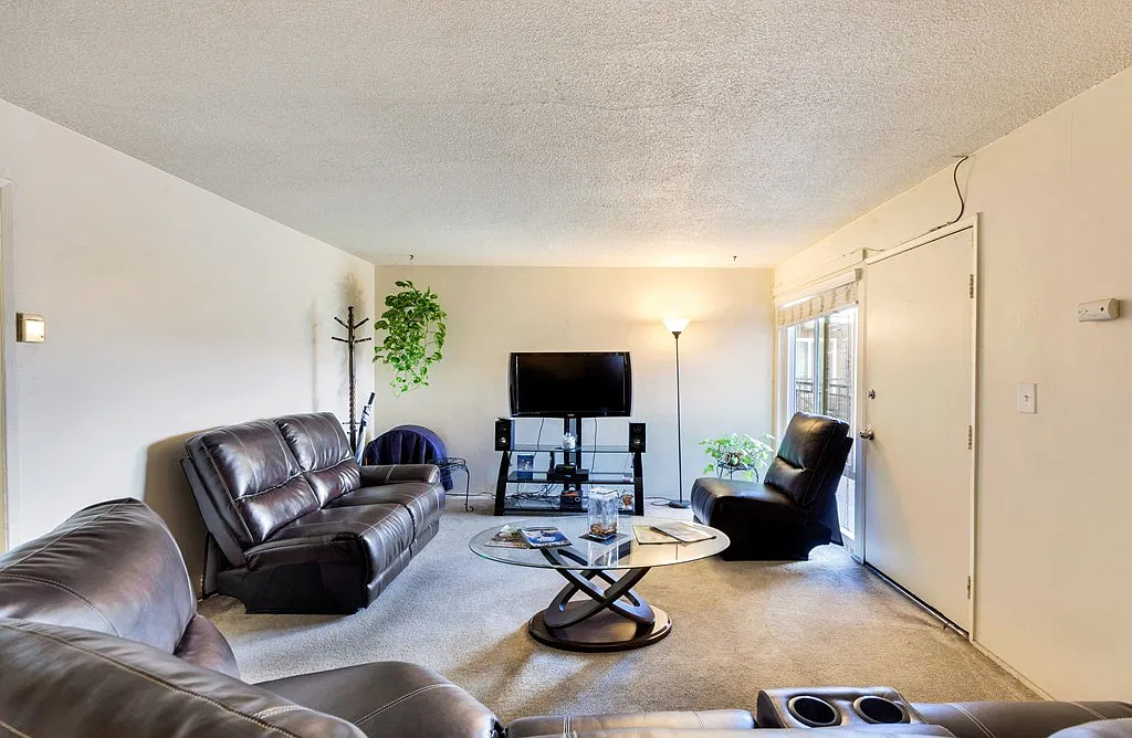 2 bed, 850 sqft, $2,300 — Photo 4