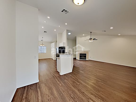 5th image of 2804 W El Campo Grande Ave
