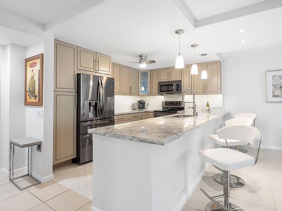 1st image of 800 SE 20th Ave APT 210