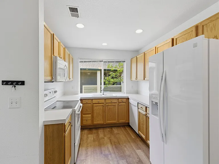 5225 White Willow Dr #L210 — Photo 7