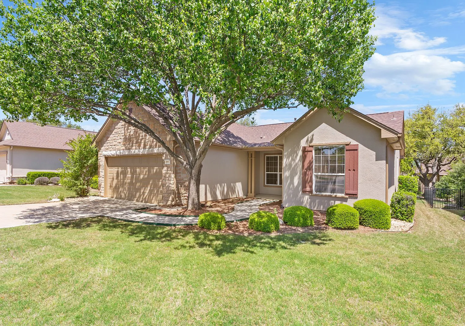 311 Dove Hollow Trl-Unfurnished Sun City Rental Available 09/05/2026! — Photo 3