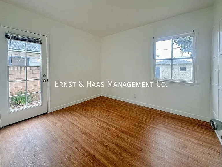 1618 E 63rd St — Photo 18