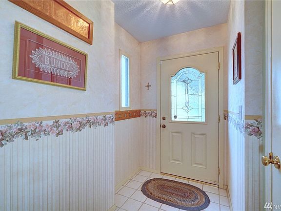 Light and bright front entrance. 