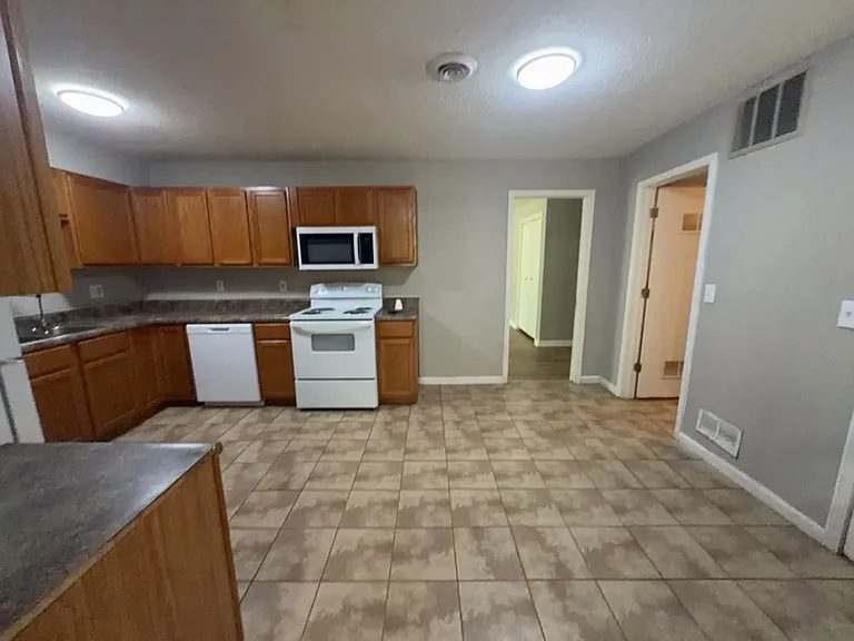 10805 Bennington Ave — Photo 4