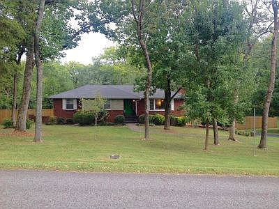 3rd image of 905 Chadwell Dr
