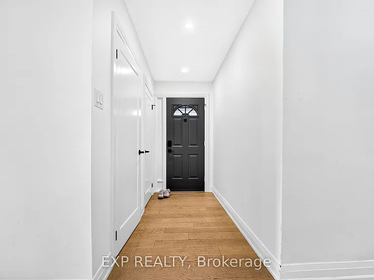 39 Treadgold Cres — Photo 2