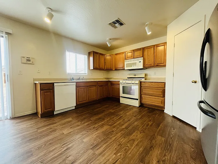 6036 W Wood St — Photo 3