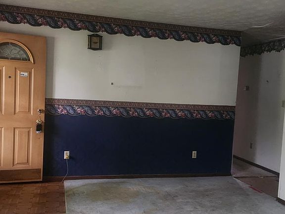 3rd image of 127 Rich St