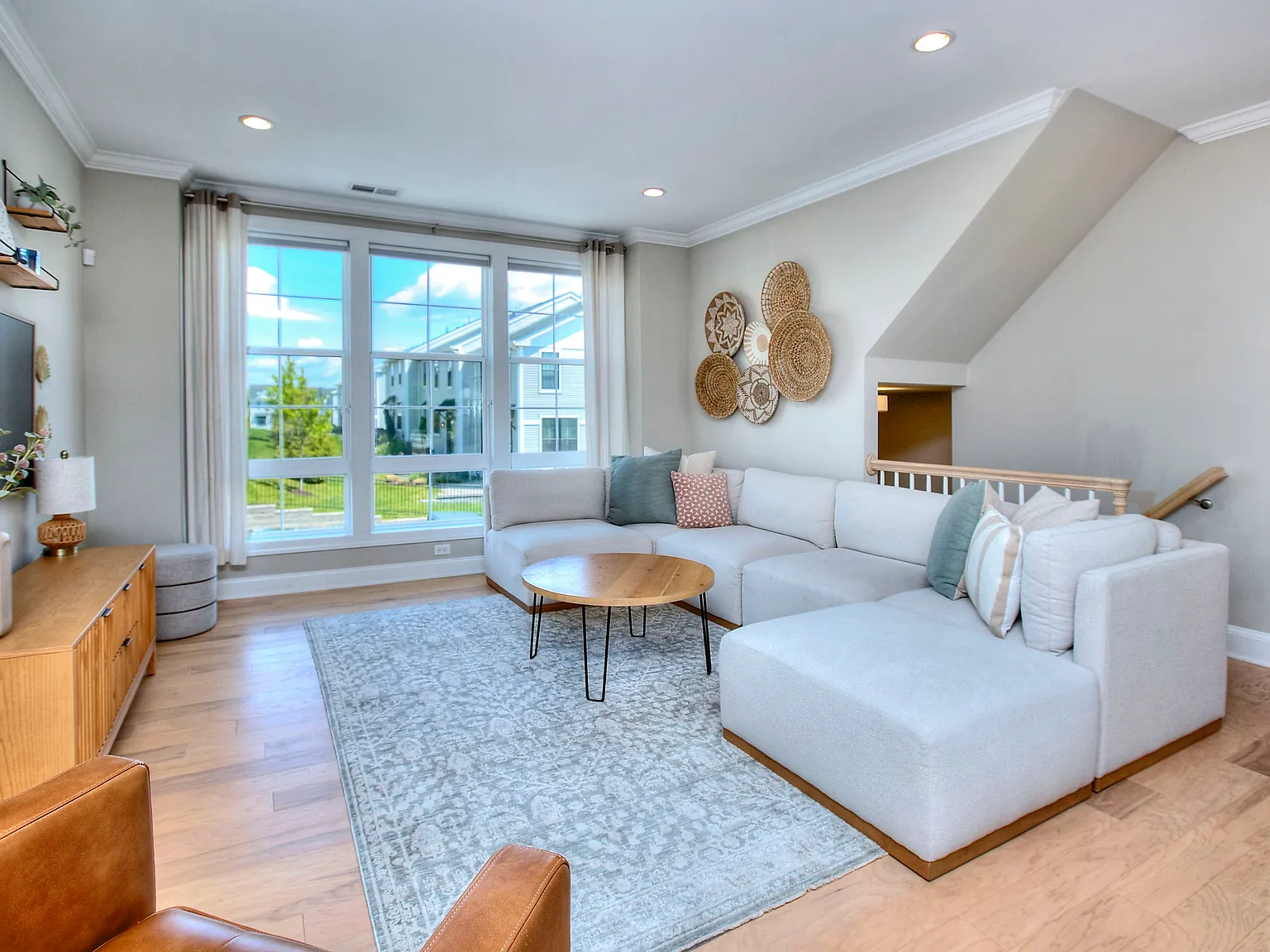 3 bed, 2.5 bath, 2103 sqft, $5,000 — Photo 3