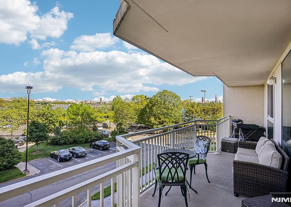 1st image of 1077 River Rd APT 303