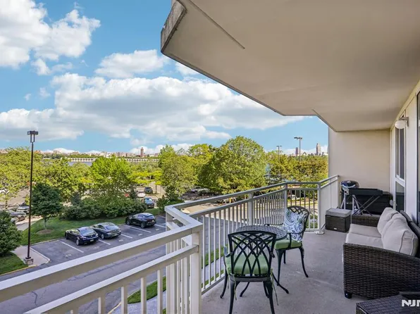 1077 River Rd APT 303, Edgewater, NJ 07020