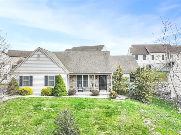858 Water Edge Ct, Lebanon, PA 17046