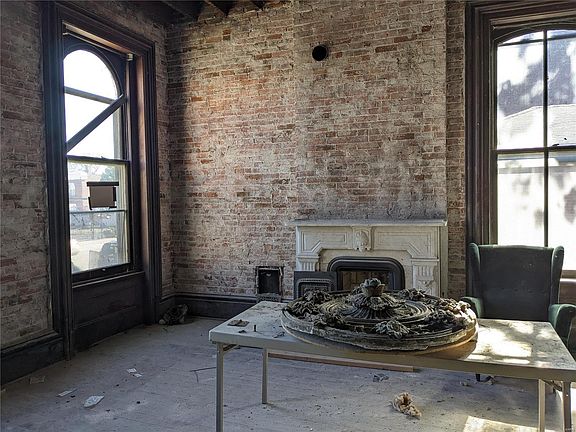 2nd image of 2210 Miami St