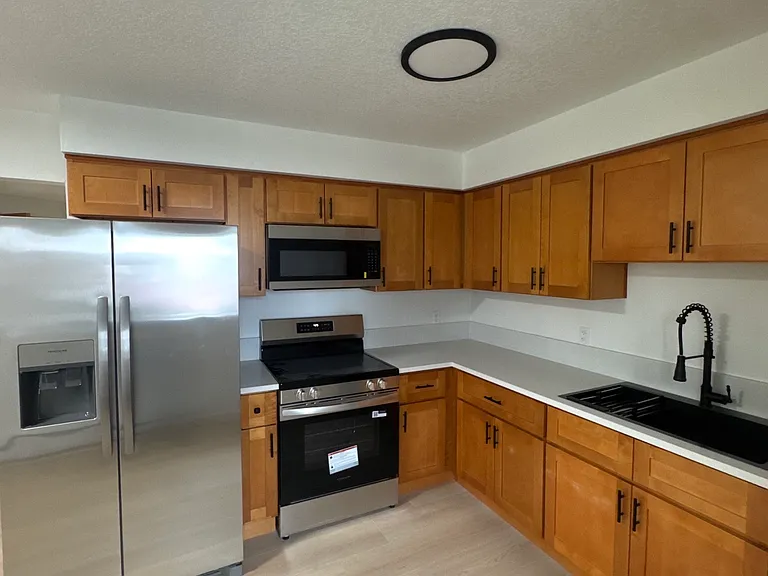 229 E Monroe St #16 — Photo 2