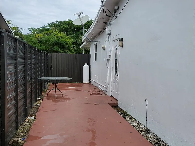9605 SW 16th St — Photo 3