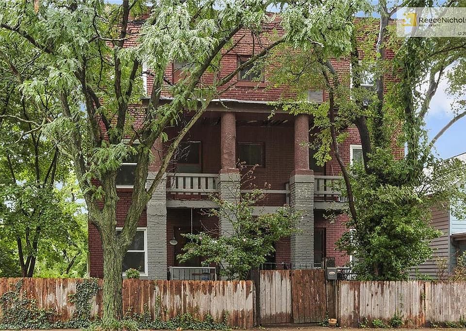 This was traditionally a 6plex but is now used as a single family home. It could easily be converted back.