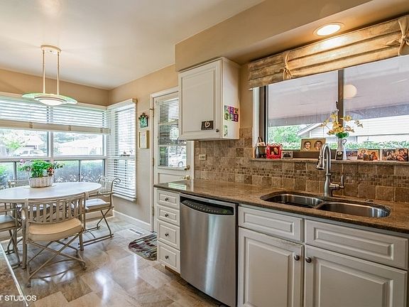 3rd image of 823 Appletree Ln
